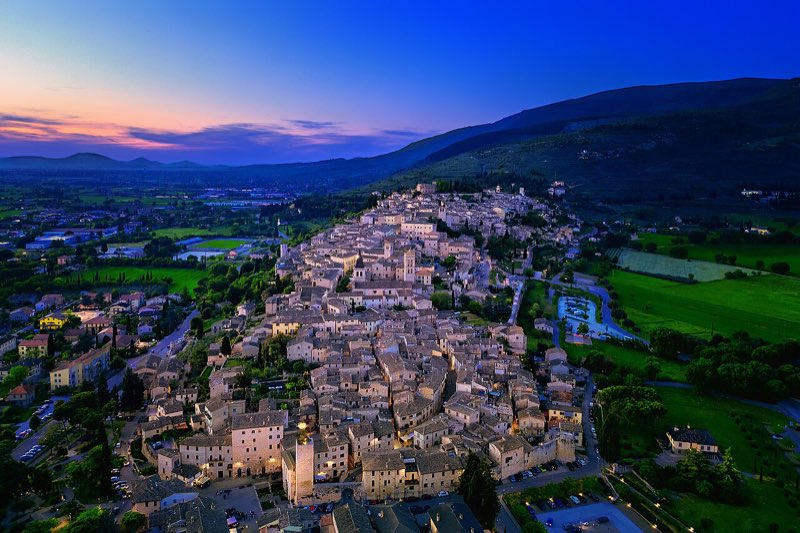 Spello vista dall’alto al tramonto